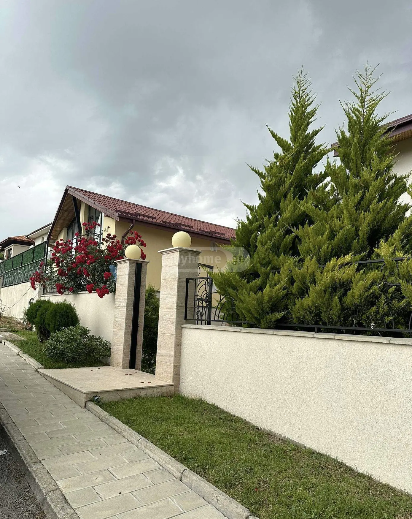 8 Room Private House For Rent In Mtatsminda view 1