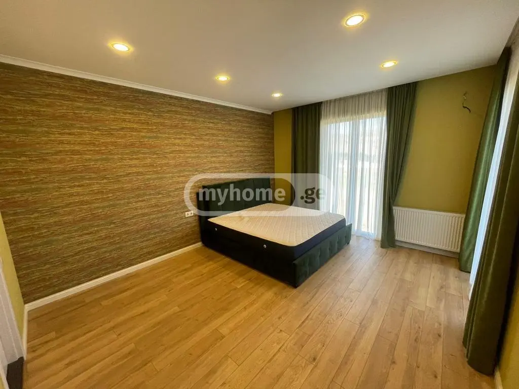 8 Room Private House For Sale view 3