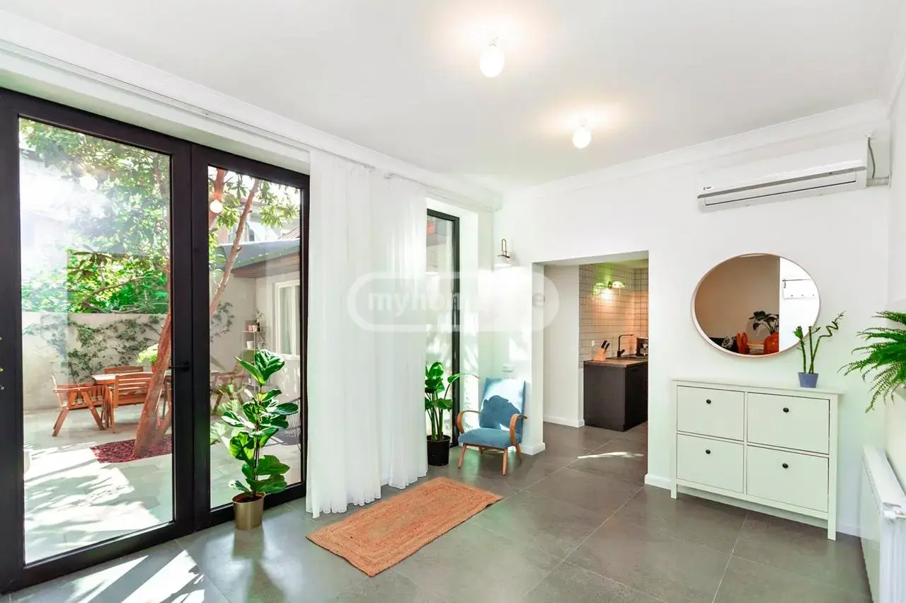 4 Room Private House For Rent In Mtatsminda view 3