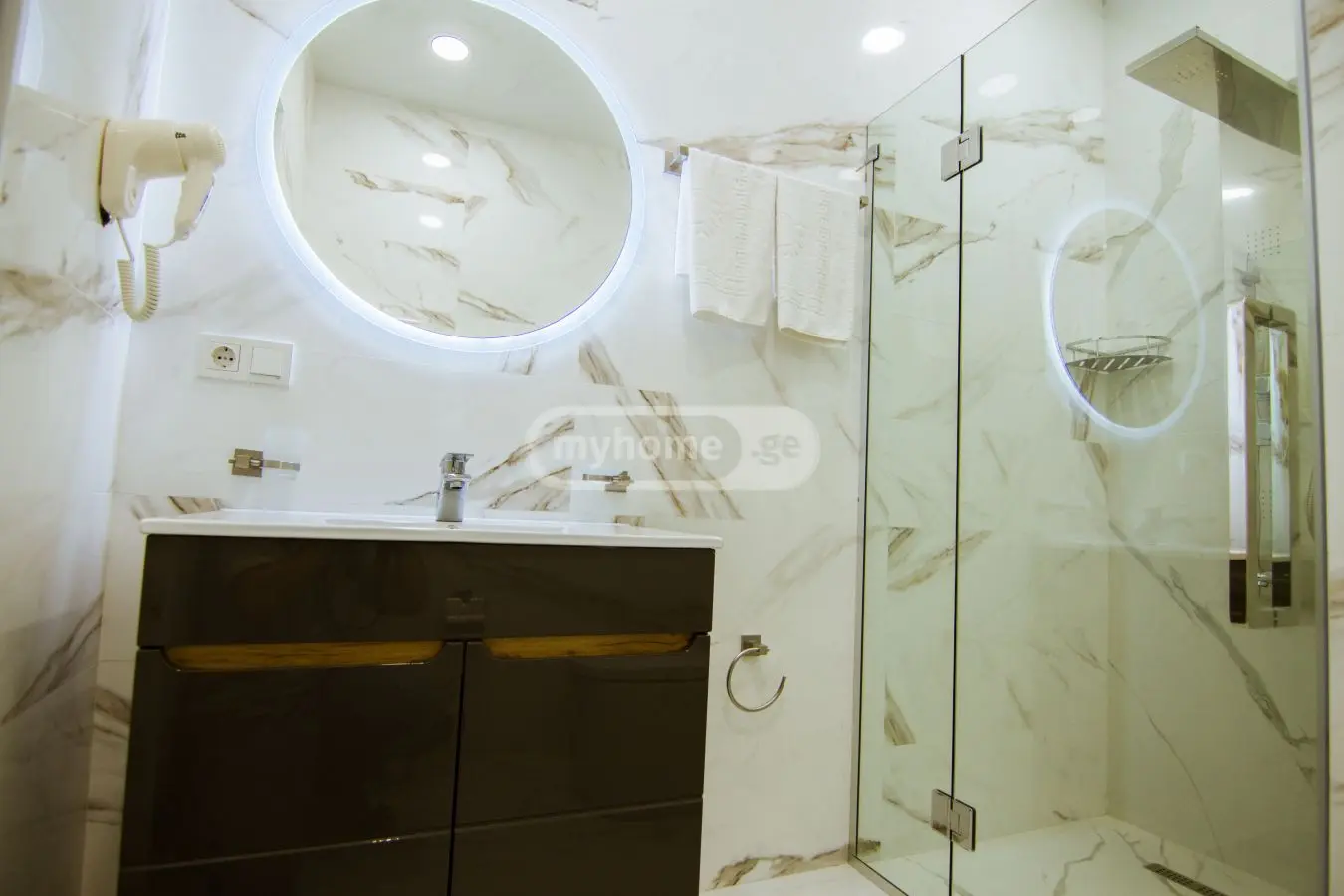 10+ Room Hotel For Sale In Isani view 4