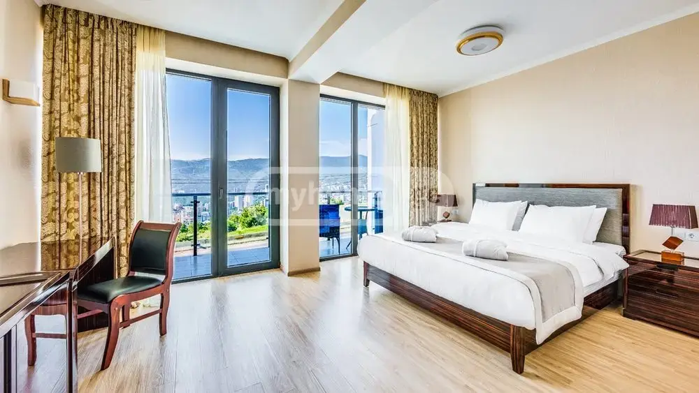 10+ Room Hotel For Rent In Lisi Lake view 5