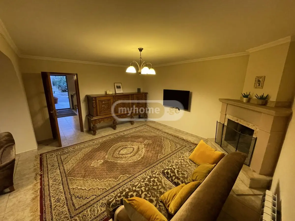 8 Room Private House For Rent In Vera view 1