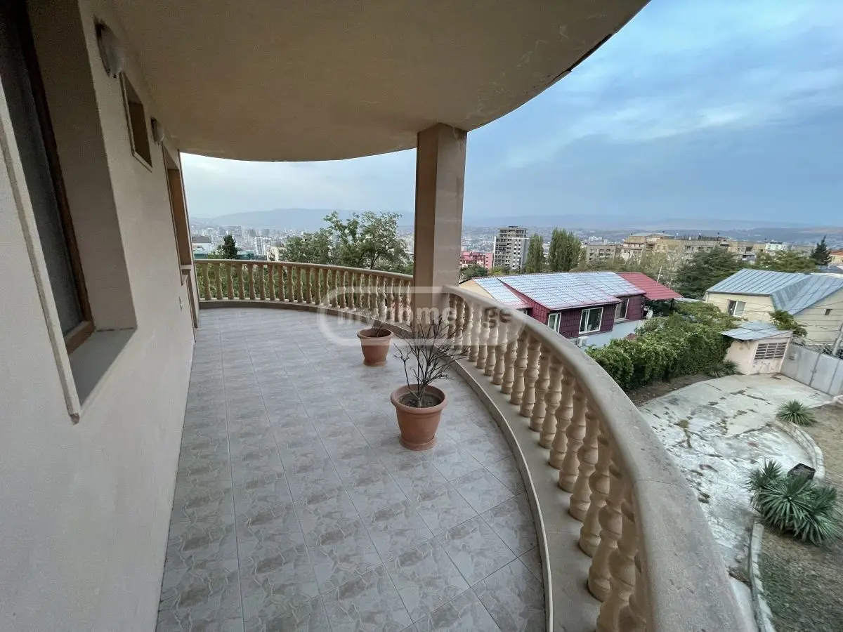 8 Room Private House For Rent In Vera view 5