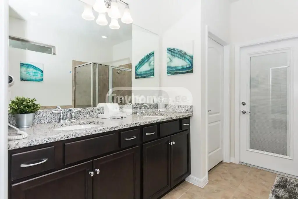 6 Room Private House For Rent In Vera view 3