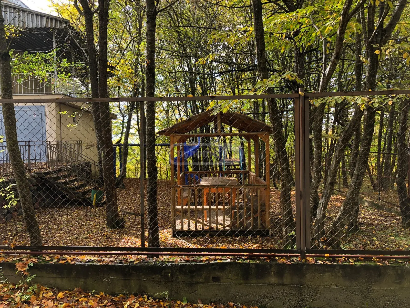 8 Room Private House For Sale view 4
