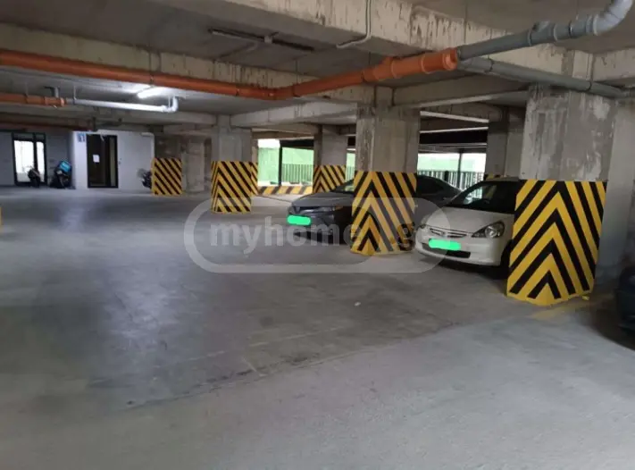Garage Commercial Area For Rent In Isani view 1