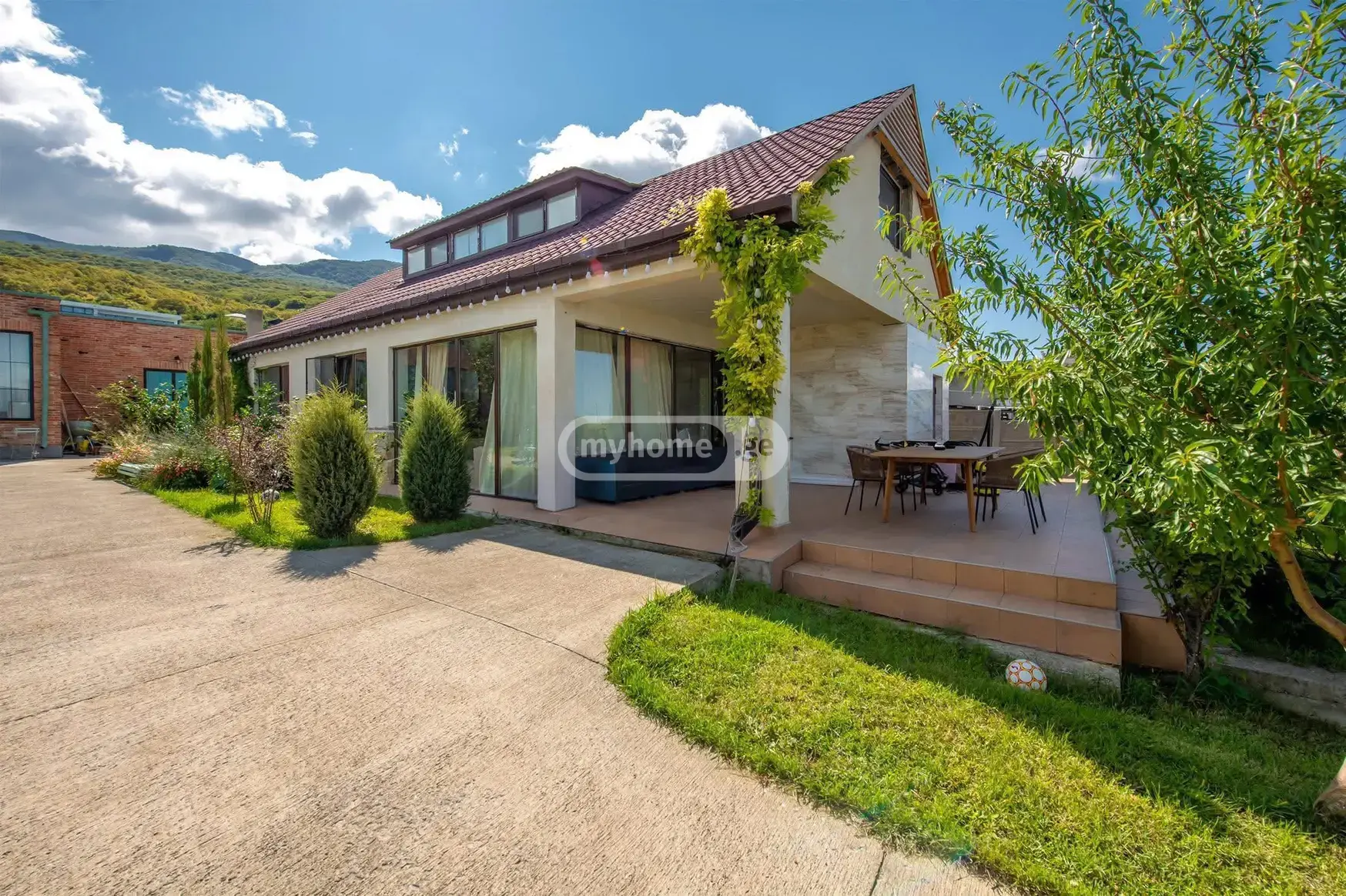 9 Room Country House For Rent In Saguramo, In Mtskheta Municipality view 1