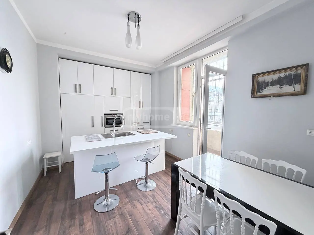 4 Room Apartment For Rent In Vera view 2