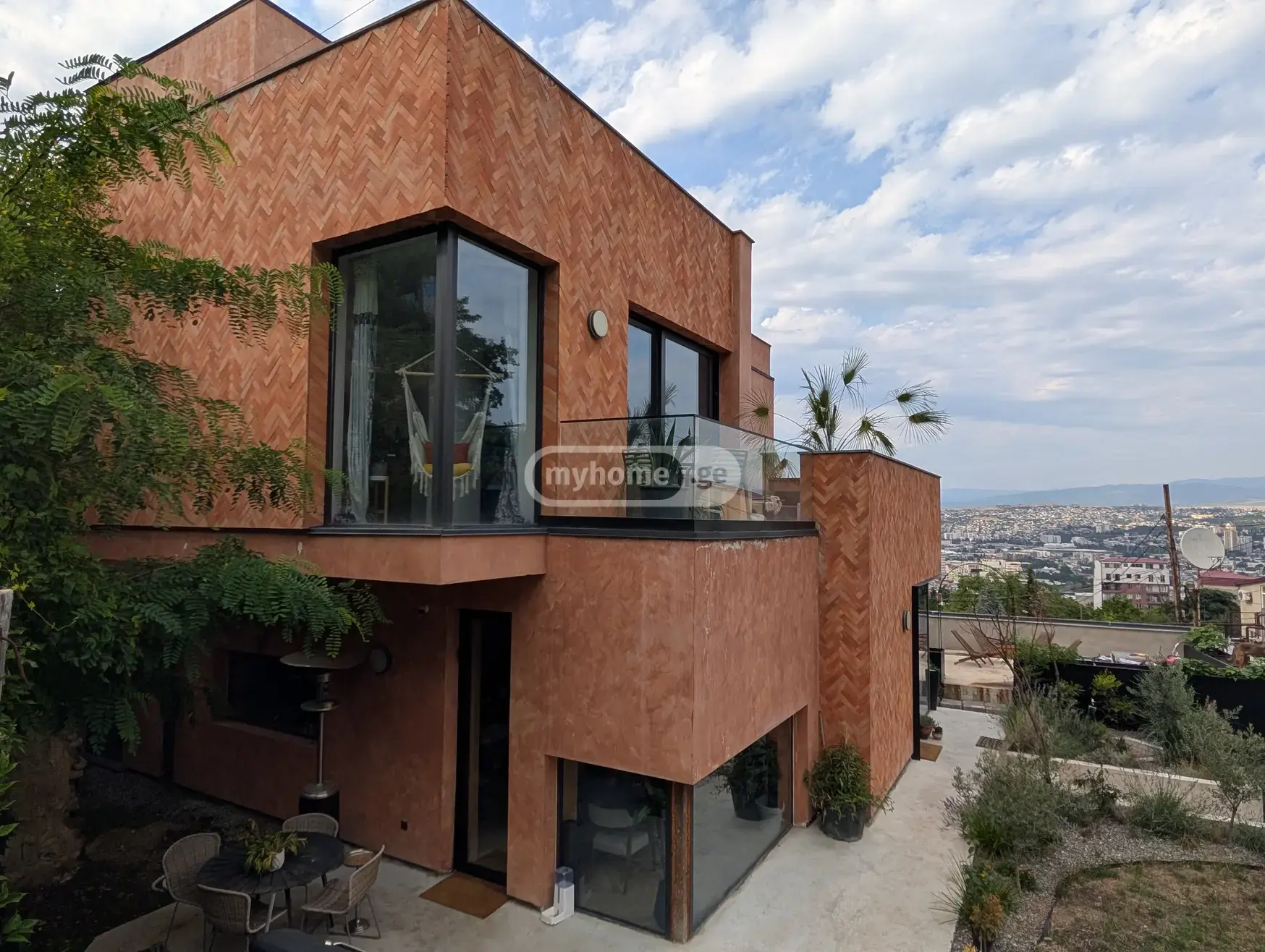 7 Room Private House For Rent In Vera view 2