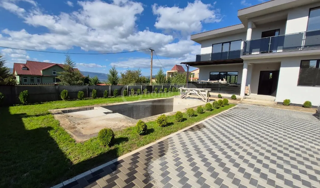 6 Room Country House For Sale view 2