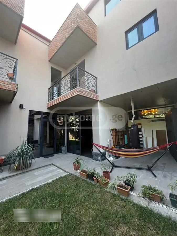 6 Room Private House For Rent In Mtatsminda view 3