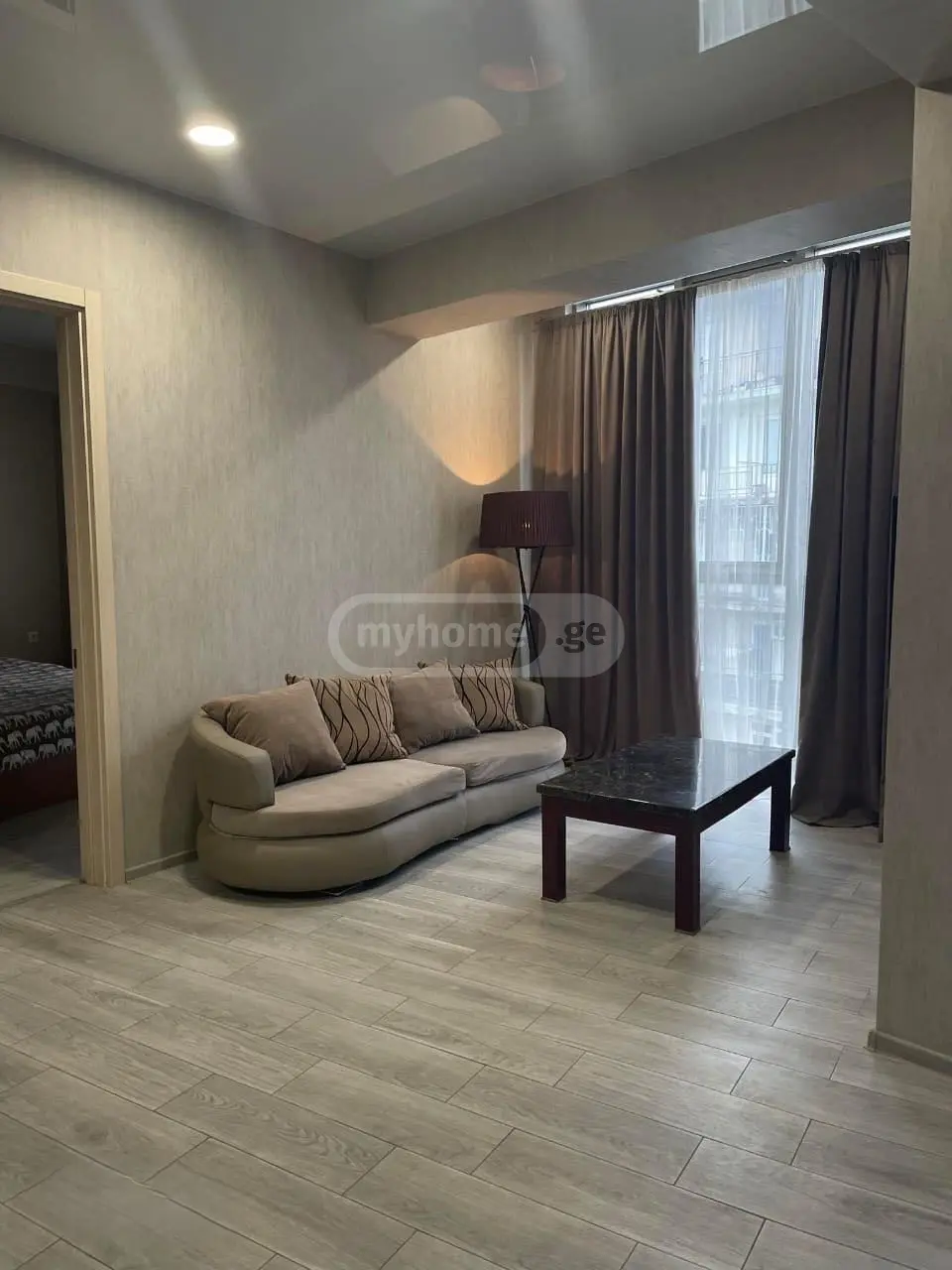 Продажа 4-комната Квартира view 2