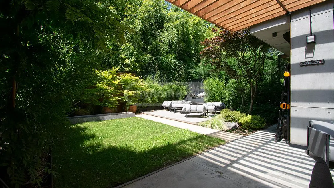 6 Room Private House For Sale view 2