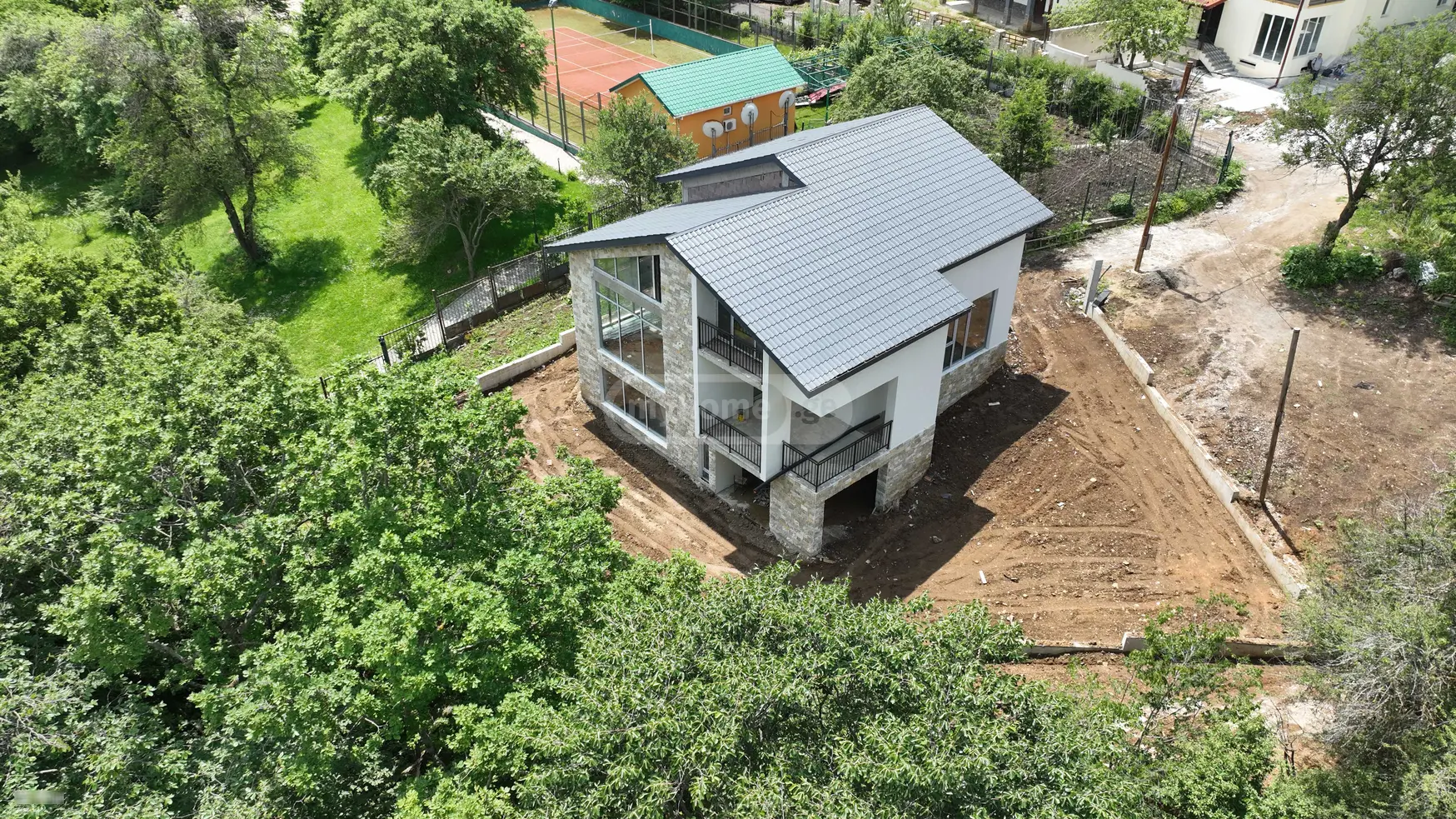 6 Room Country House For Sale view 2