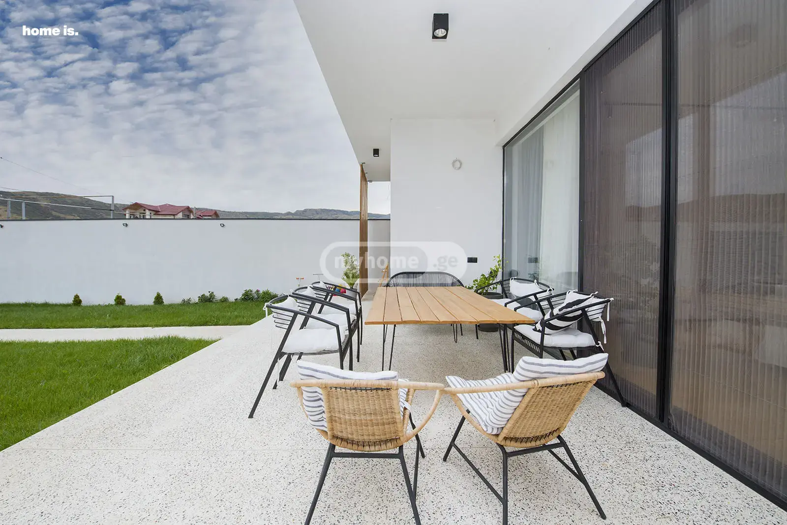 8 Room Private House For Sale view 1