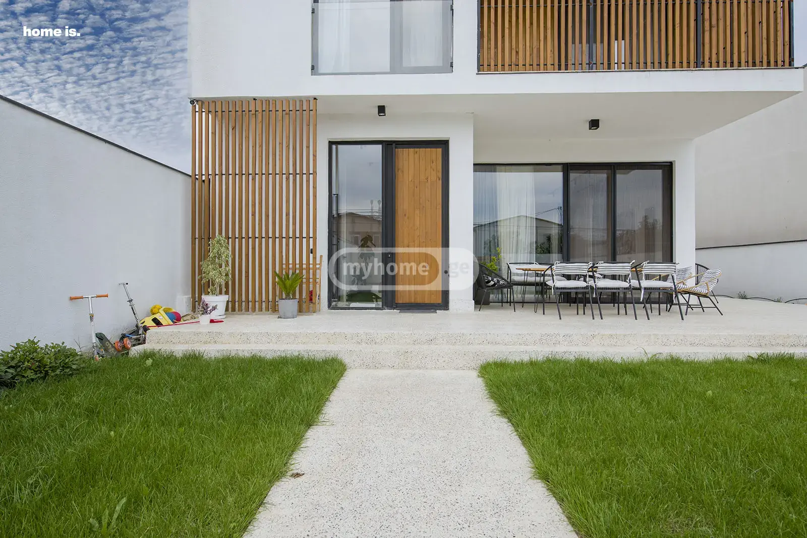 8 Room Private House For Sale view 3