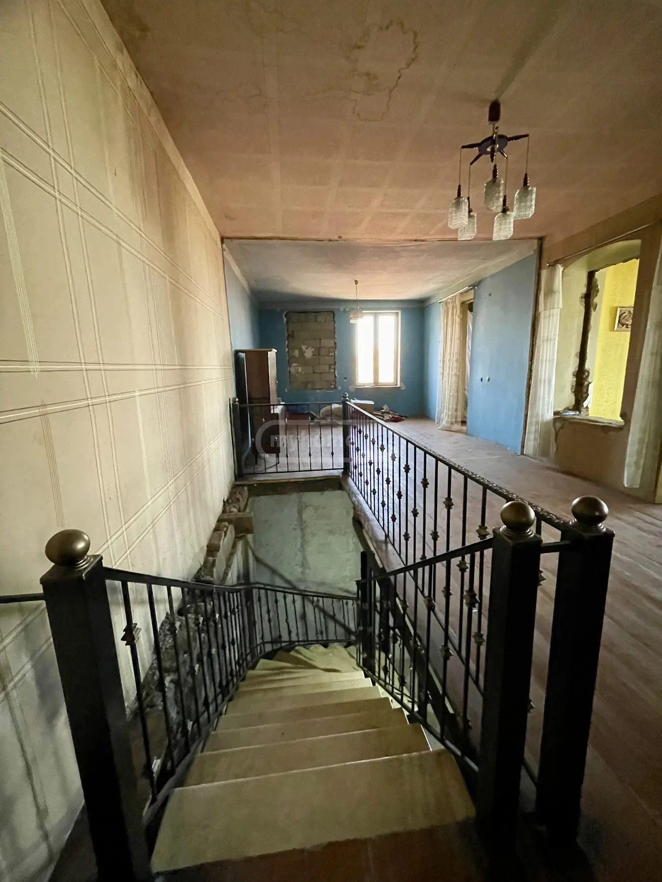 8 Room Private House For Sale view 2