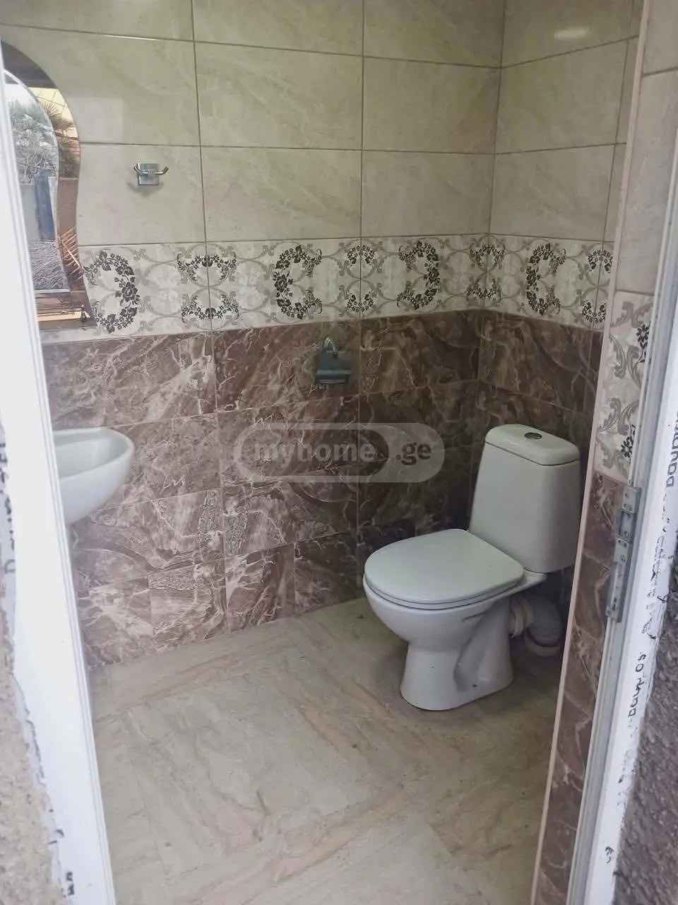 8 Room Private House For Sale view 12