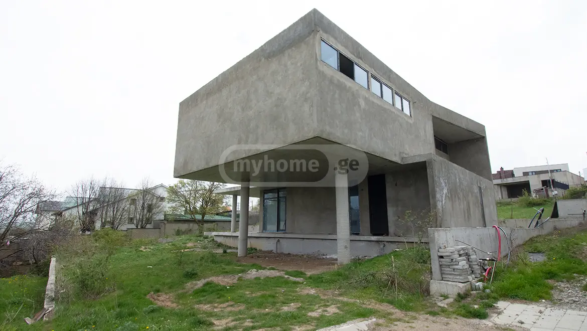 6 Room Country House For Sale view 2