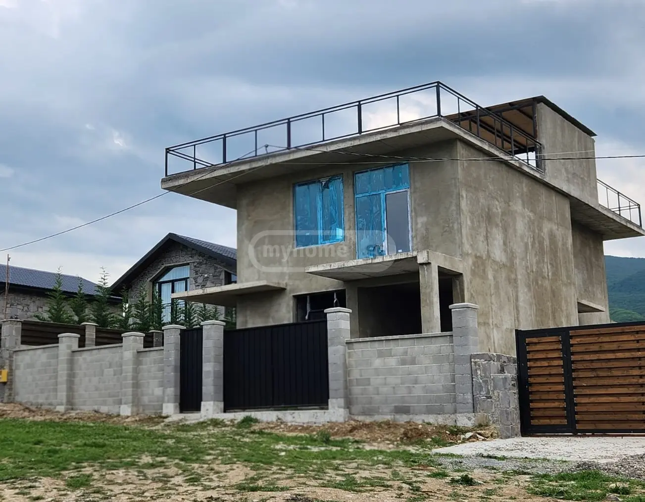 8 Room Private House For Sale view 2