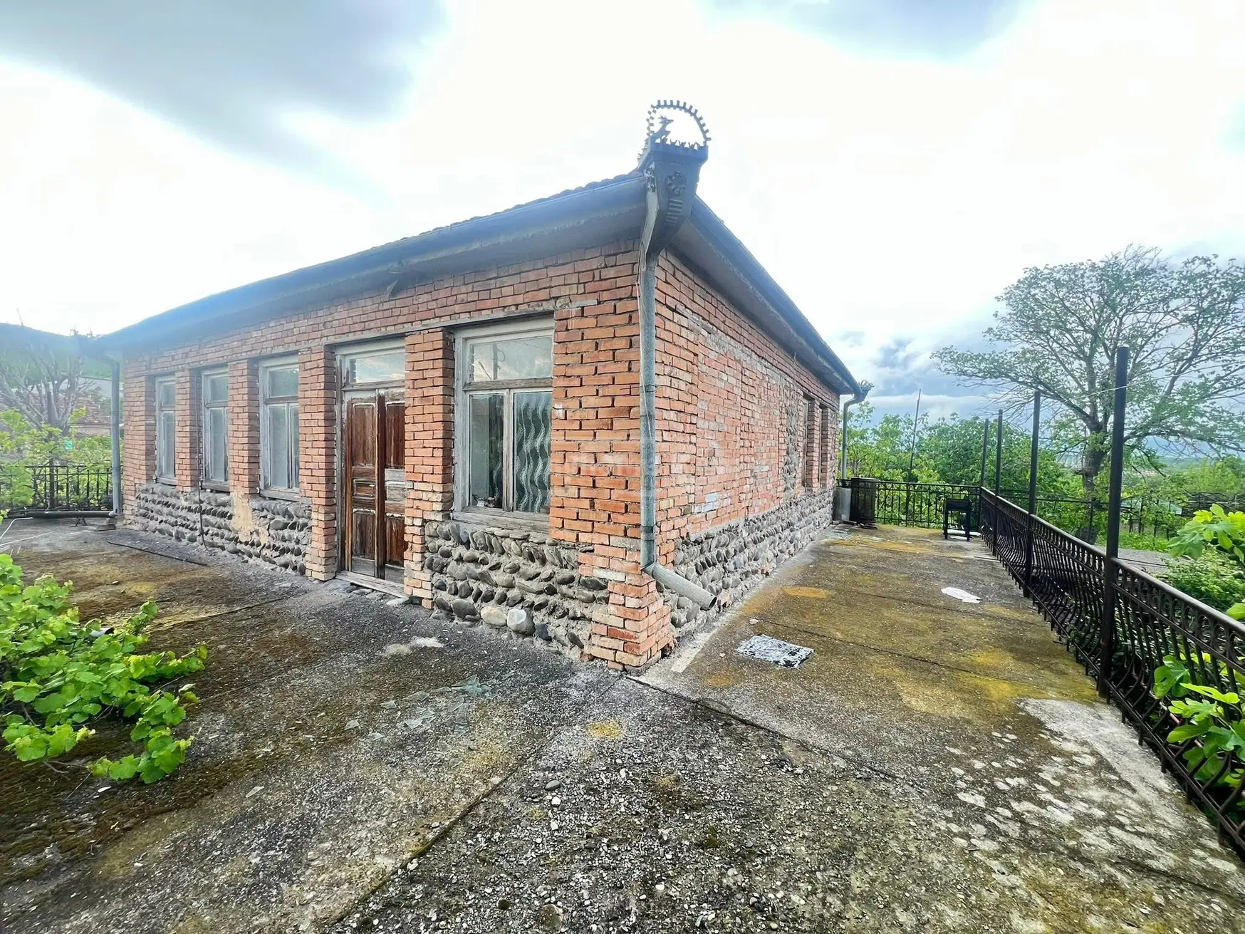 8 Room Private House For Sale view 1