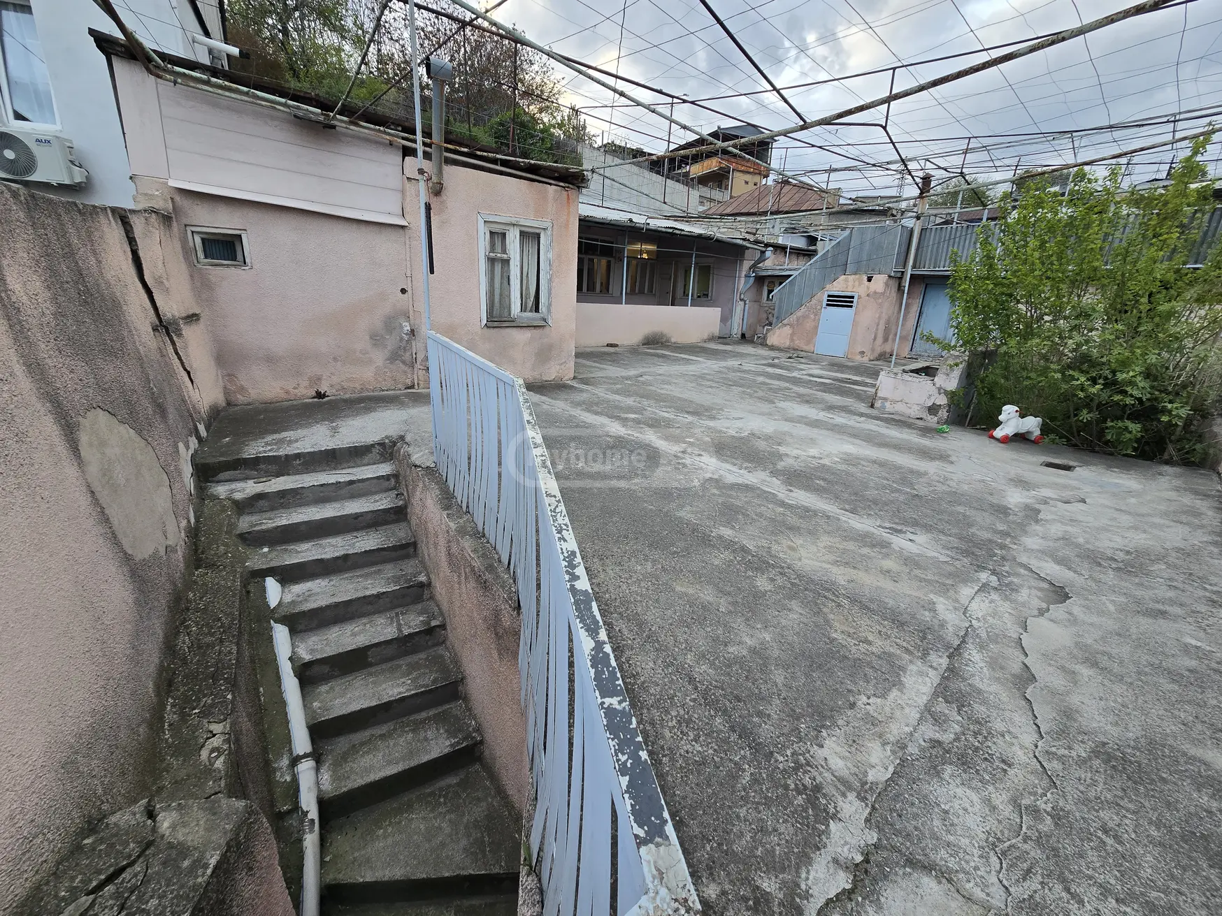 6 Room Private House For Sale view 1