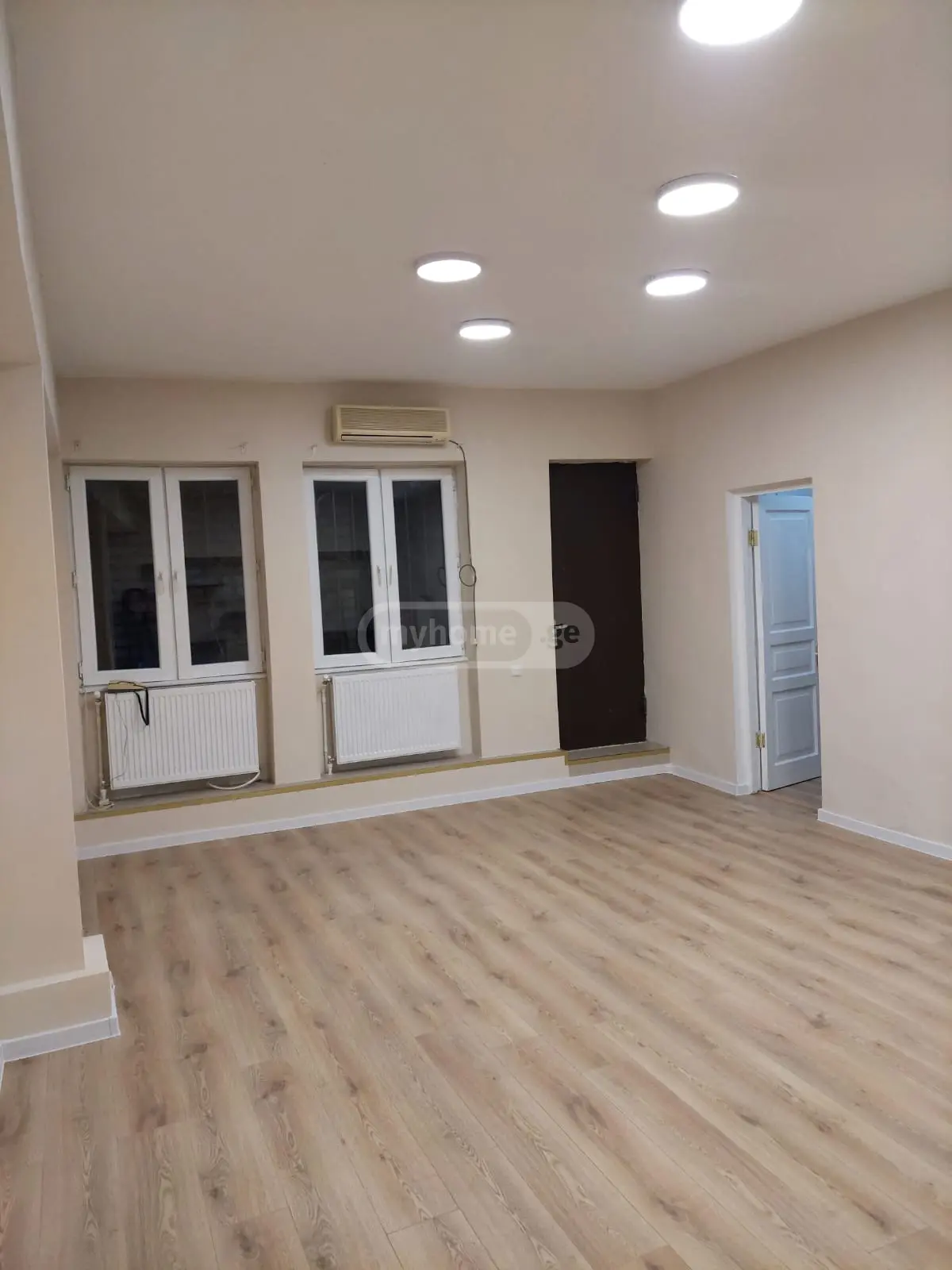 Office Commercial Area For Rent In Vera view 1