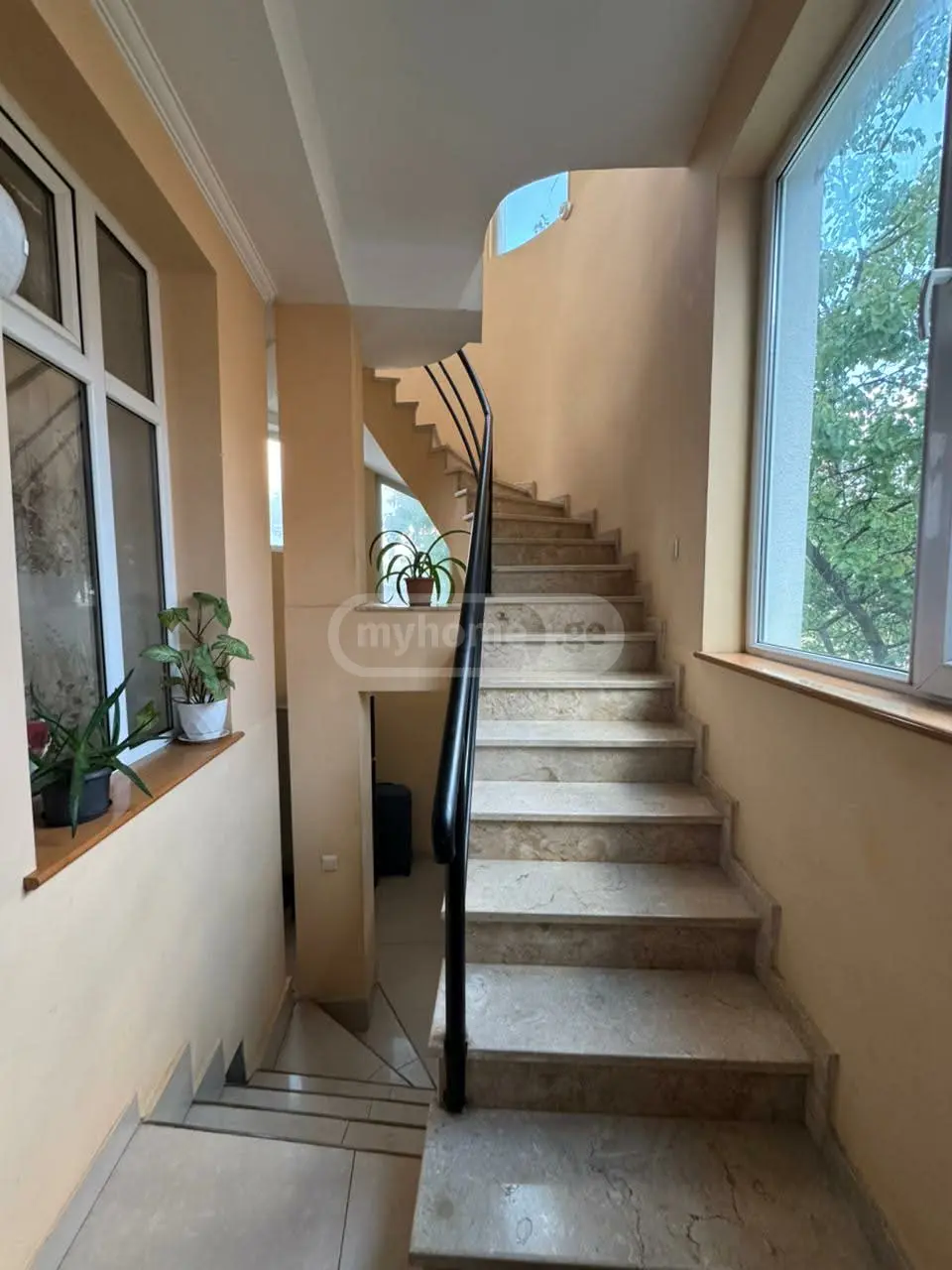 10+ Room Private House For Sale In Mtatsminda view 2
