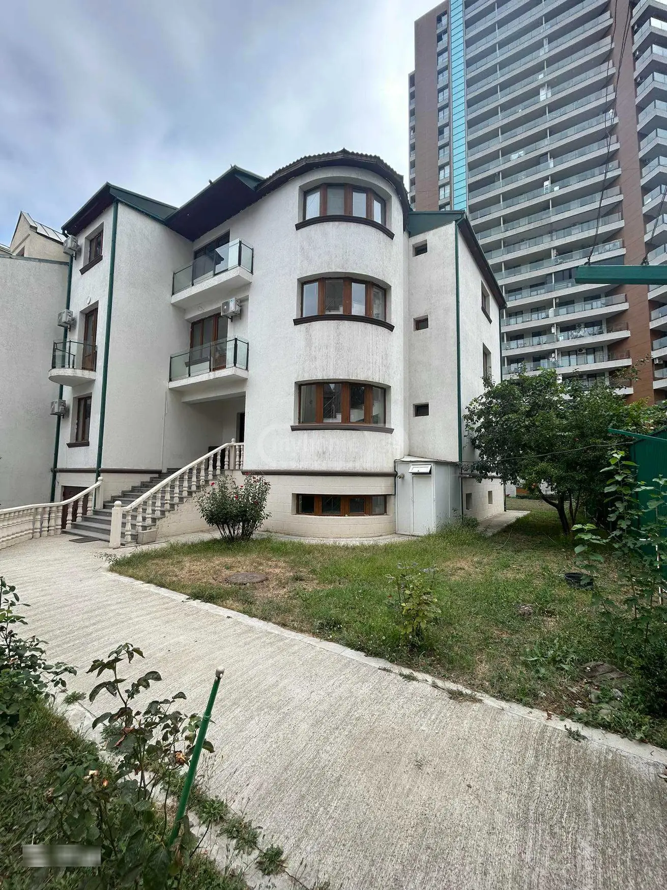 10+ Room Private House For Rent In Vake view 1
