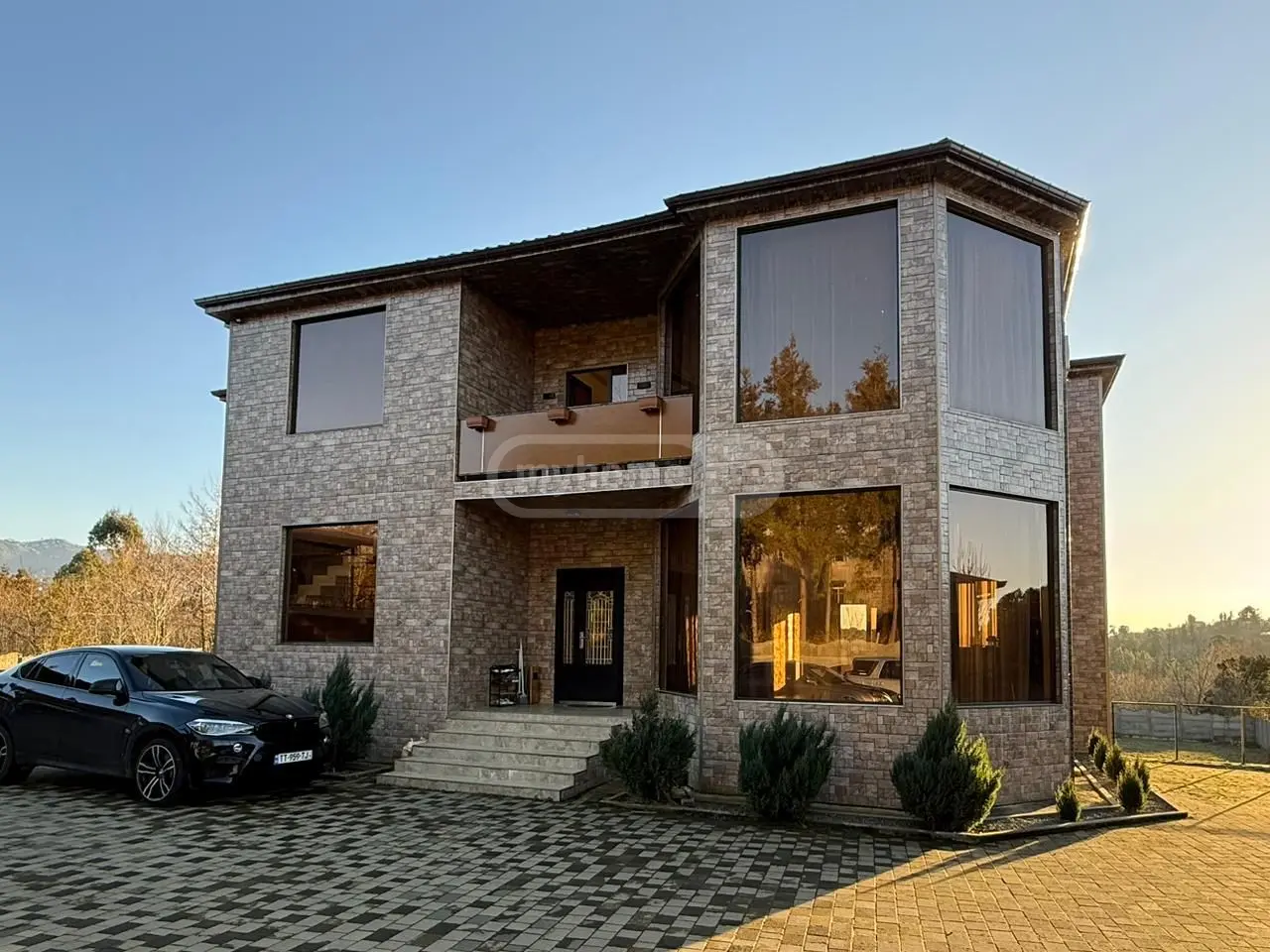 8 Room Private House For Sale view 2