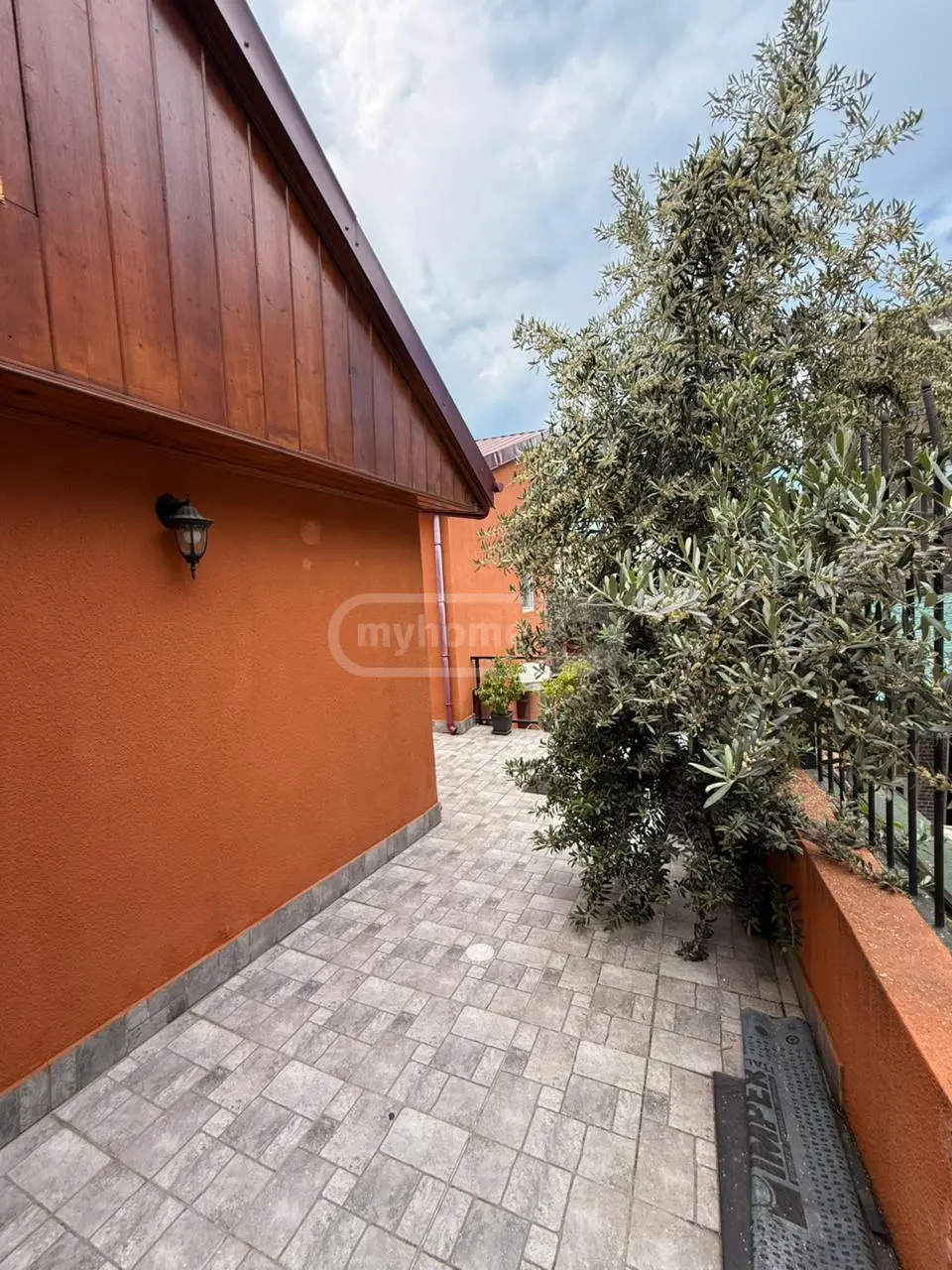 6 Room Private House For Sale view 3