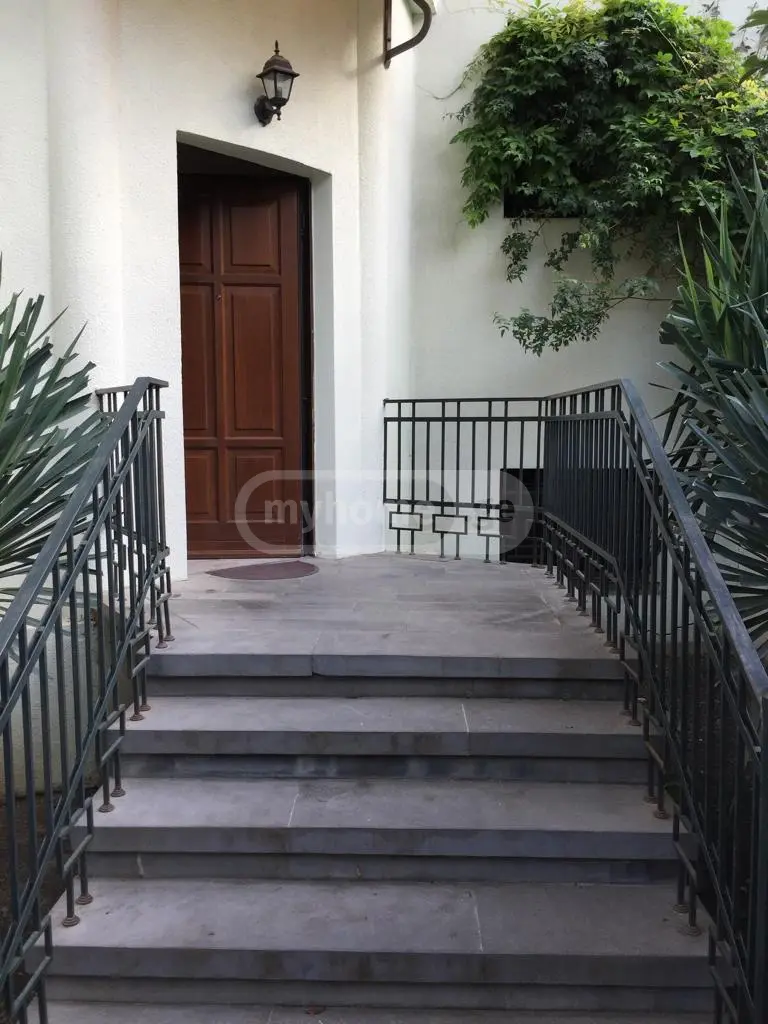 6 Room Private House For Sale view 1