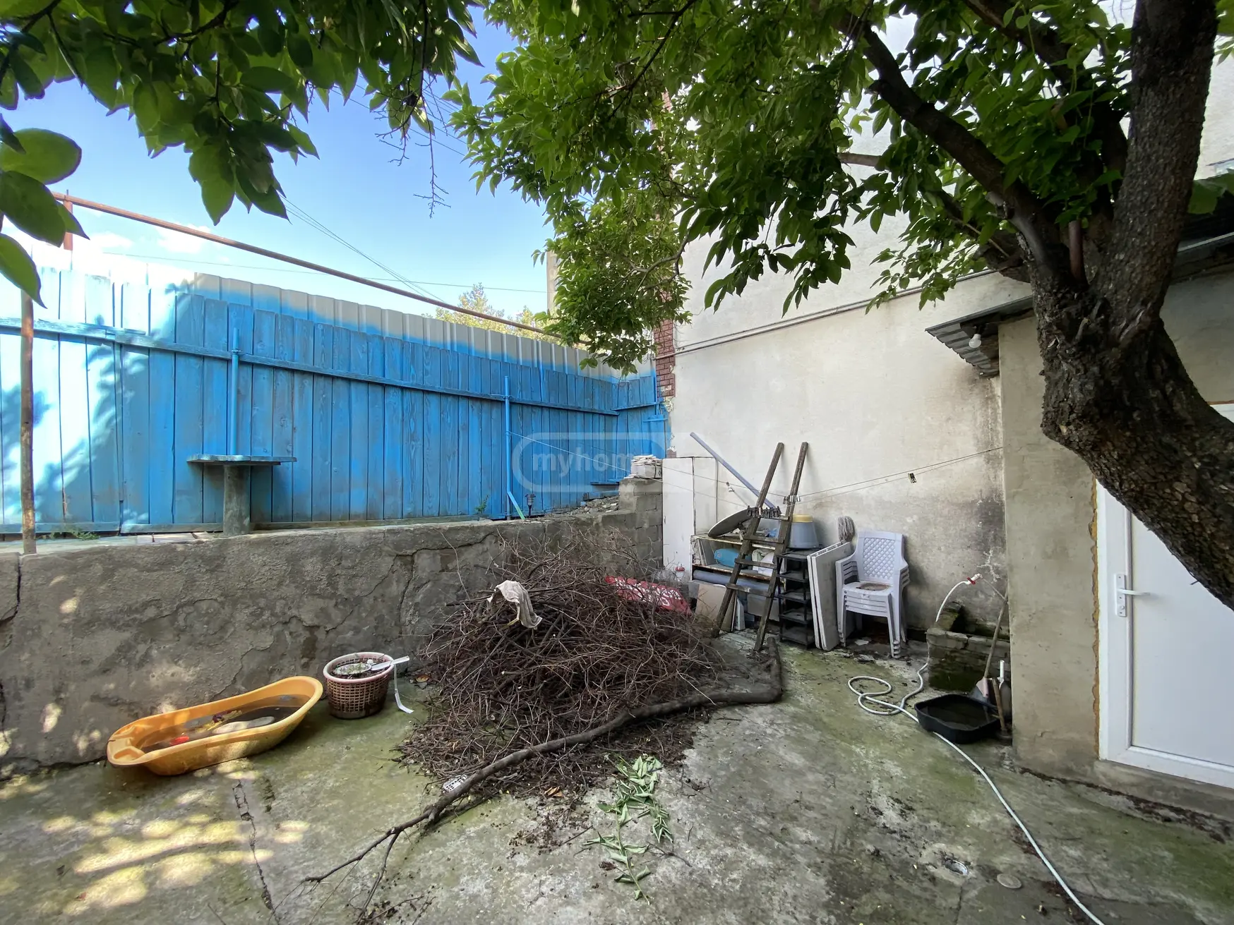 6 Room Hotel For Rent In Sanzona view 13