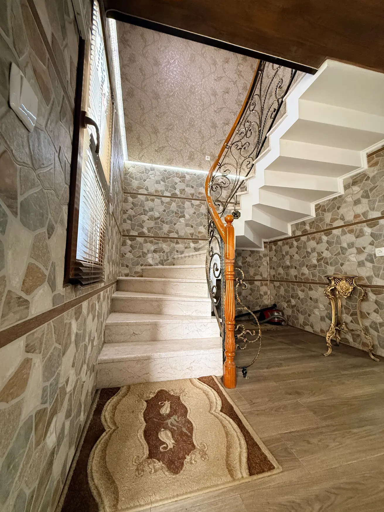 7 Room Private House For Sale view 2