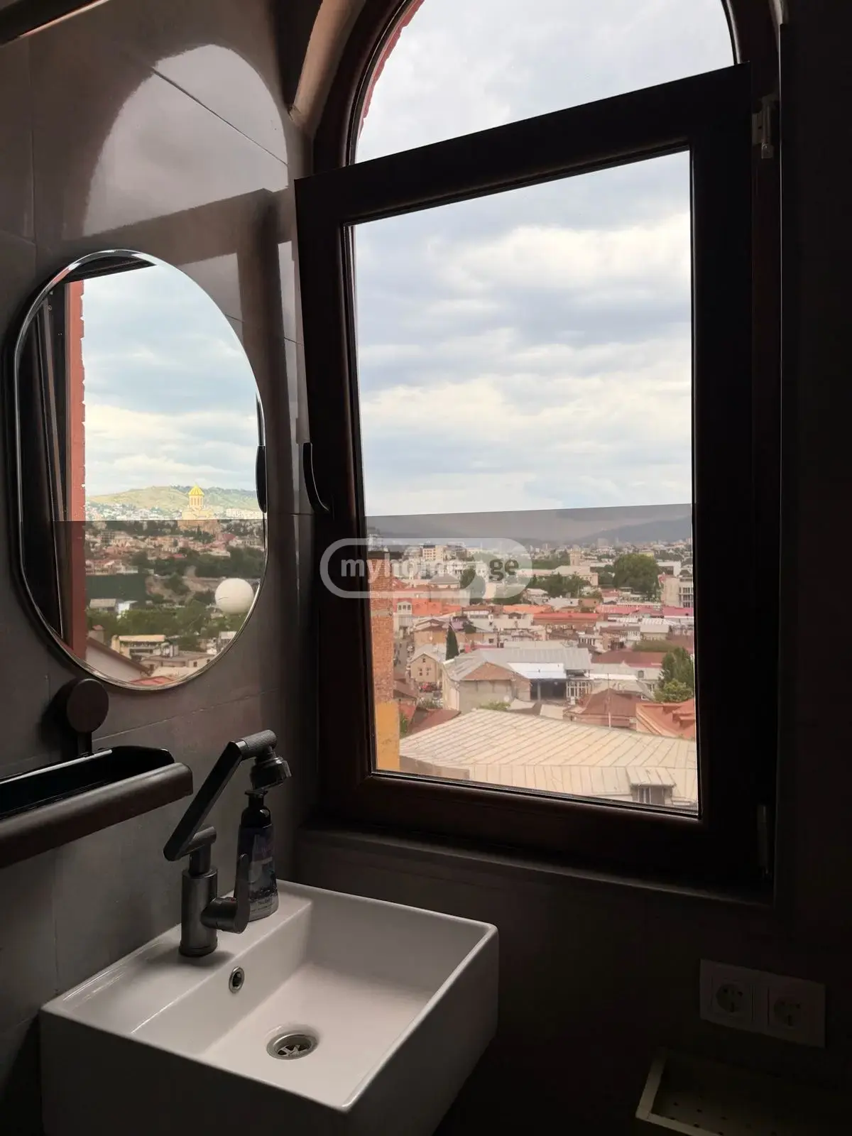 5 Room Private House For Rent In Sololaki view 7