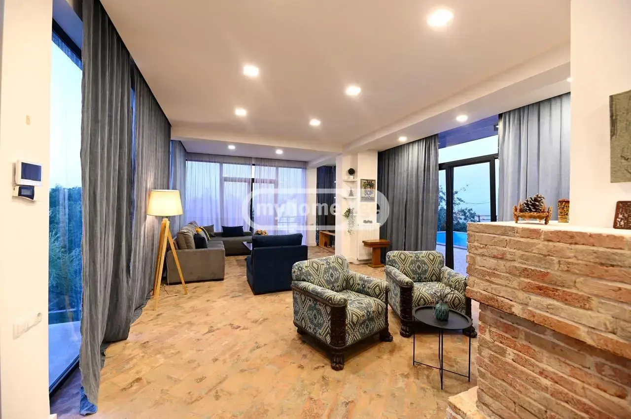 7 Room Private House For Rent In Sololaki view 2