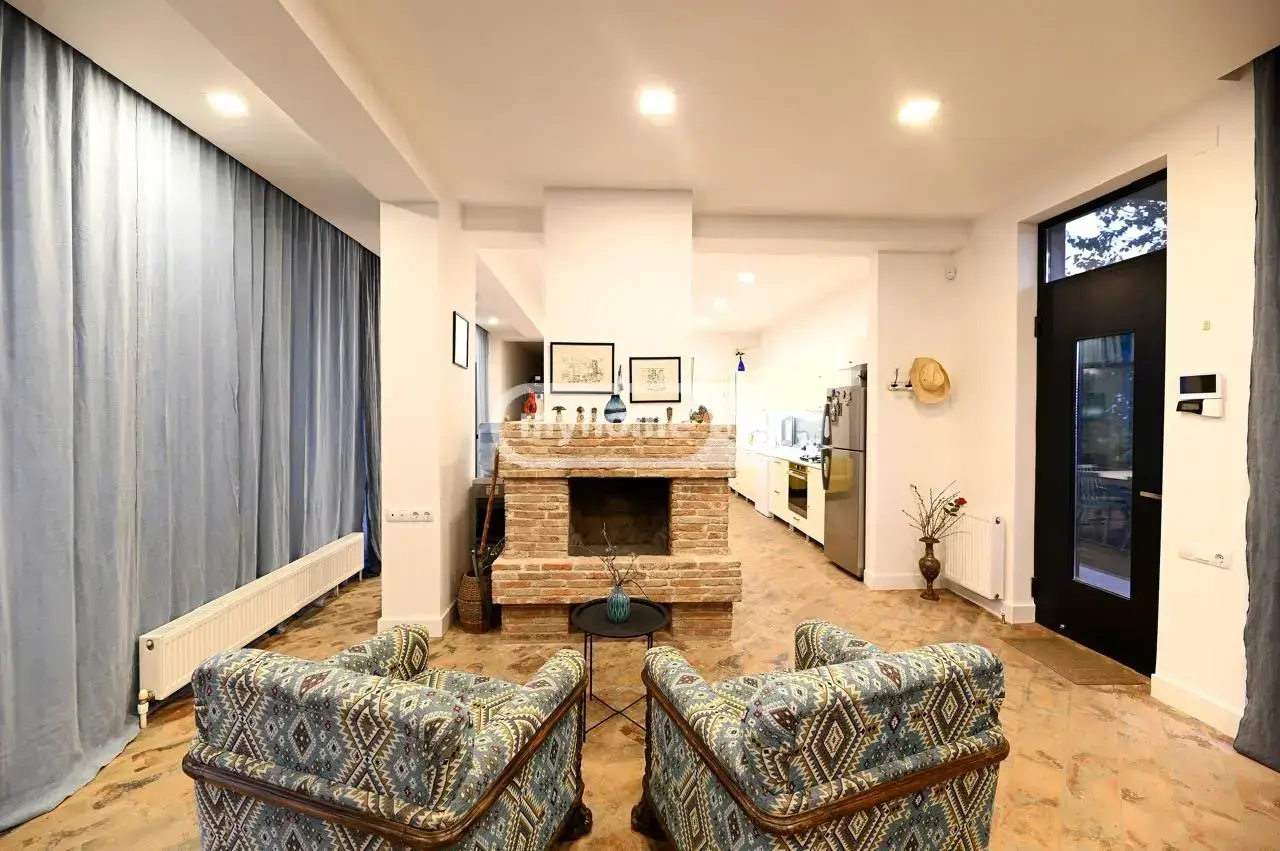 7 Room Private House For Rent In Sololaki view 8