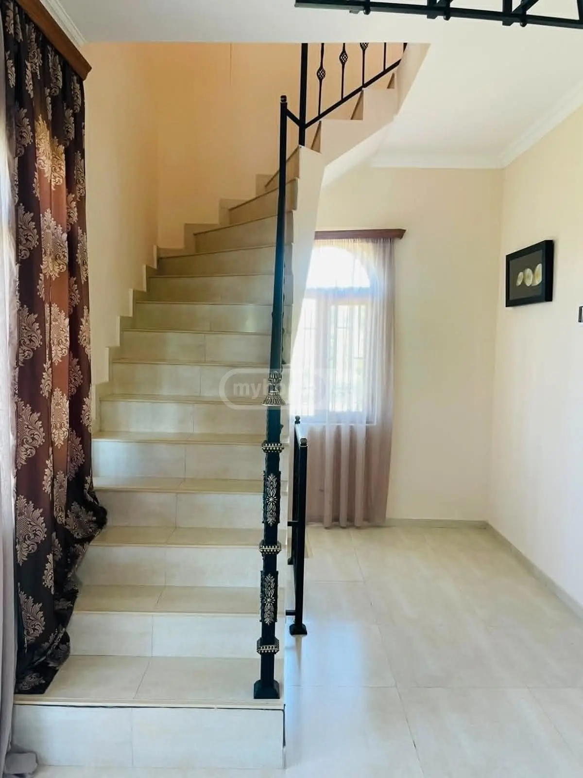 6 Room Private House For Sale view 3