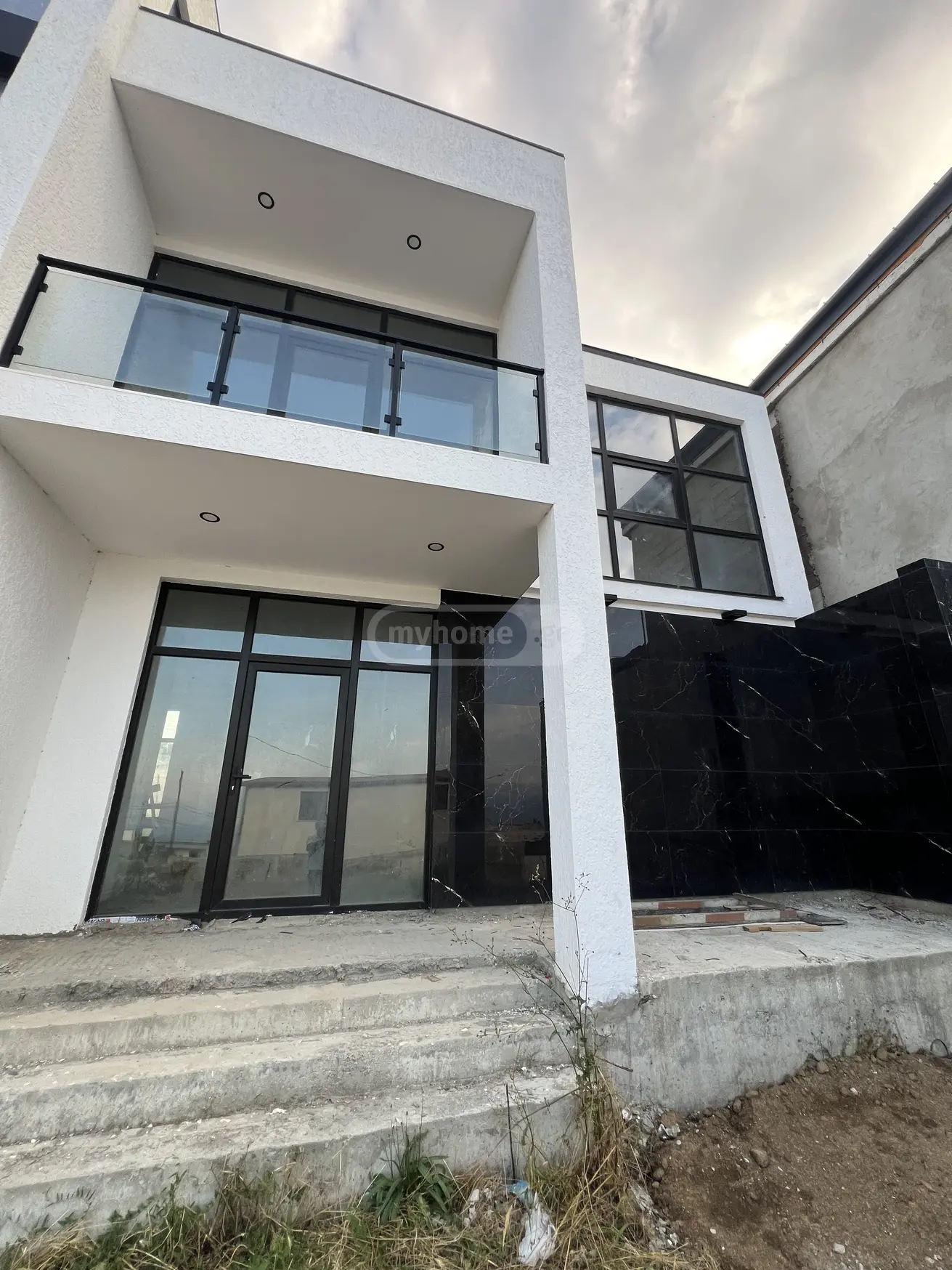 8 Room Private House For Sale view 1