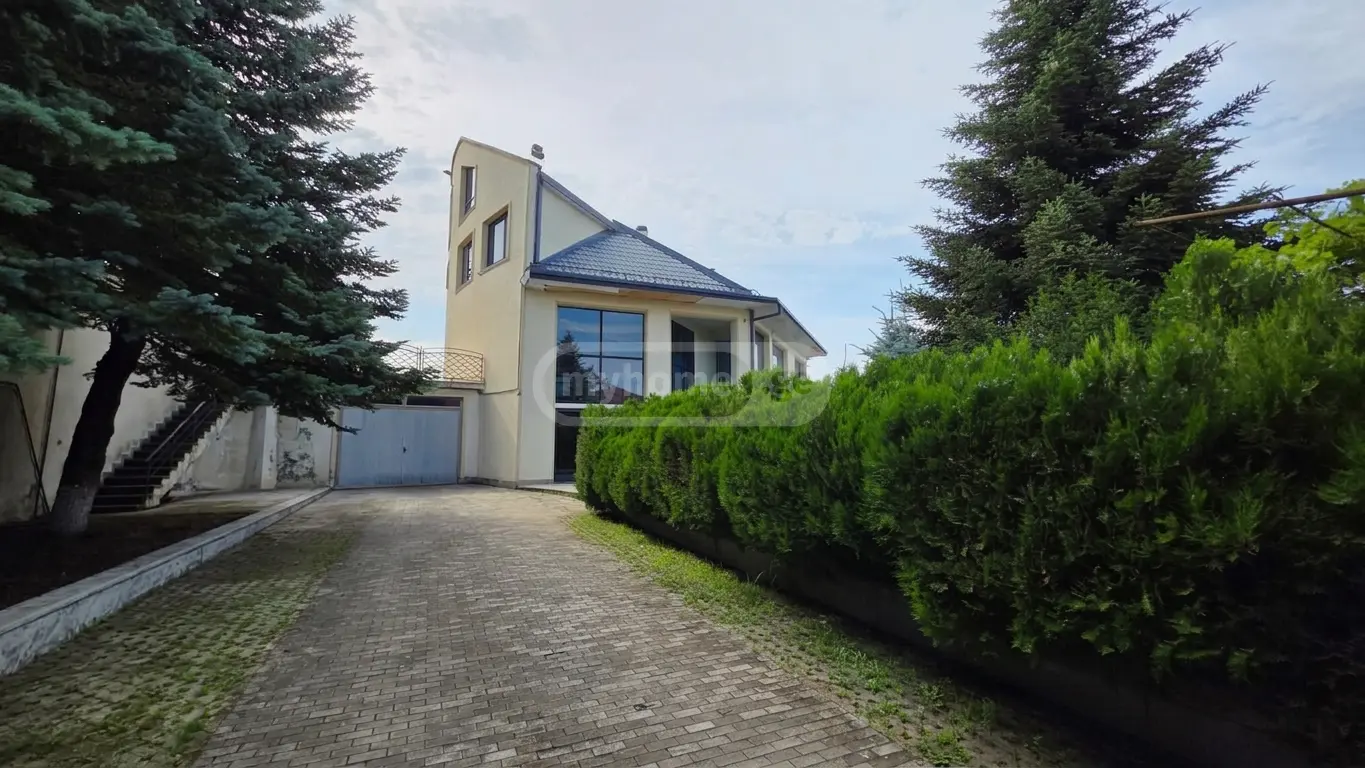 8 Room Private House For Sale view 6