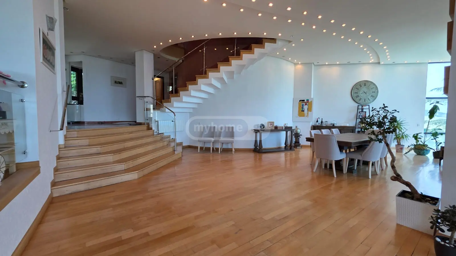 8 Room Private House For Sale view 9