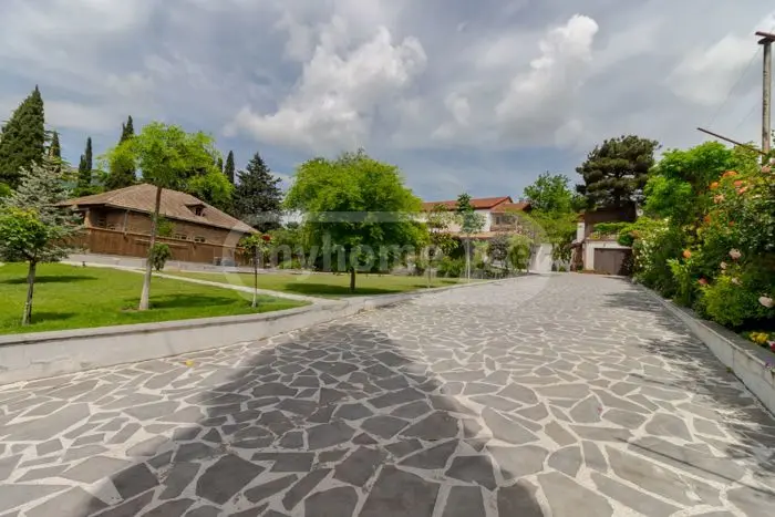8 Room Country House For Rent In Tsitsamuri, In Mtskheta Municipality view 1