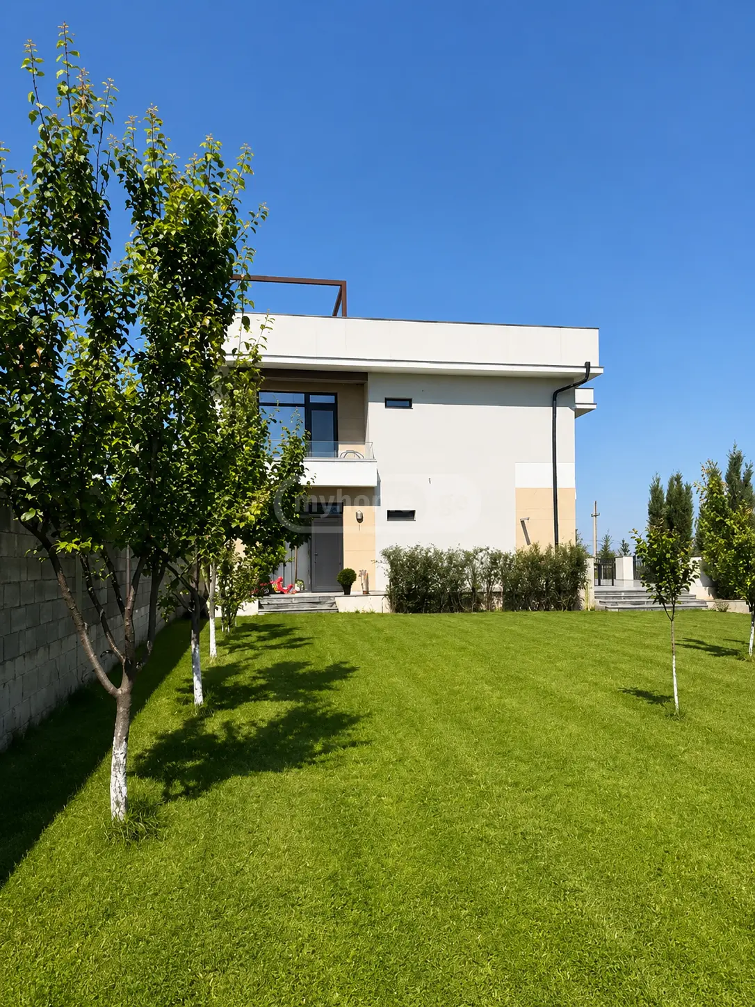 6 Room Private House For Sale view 2