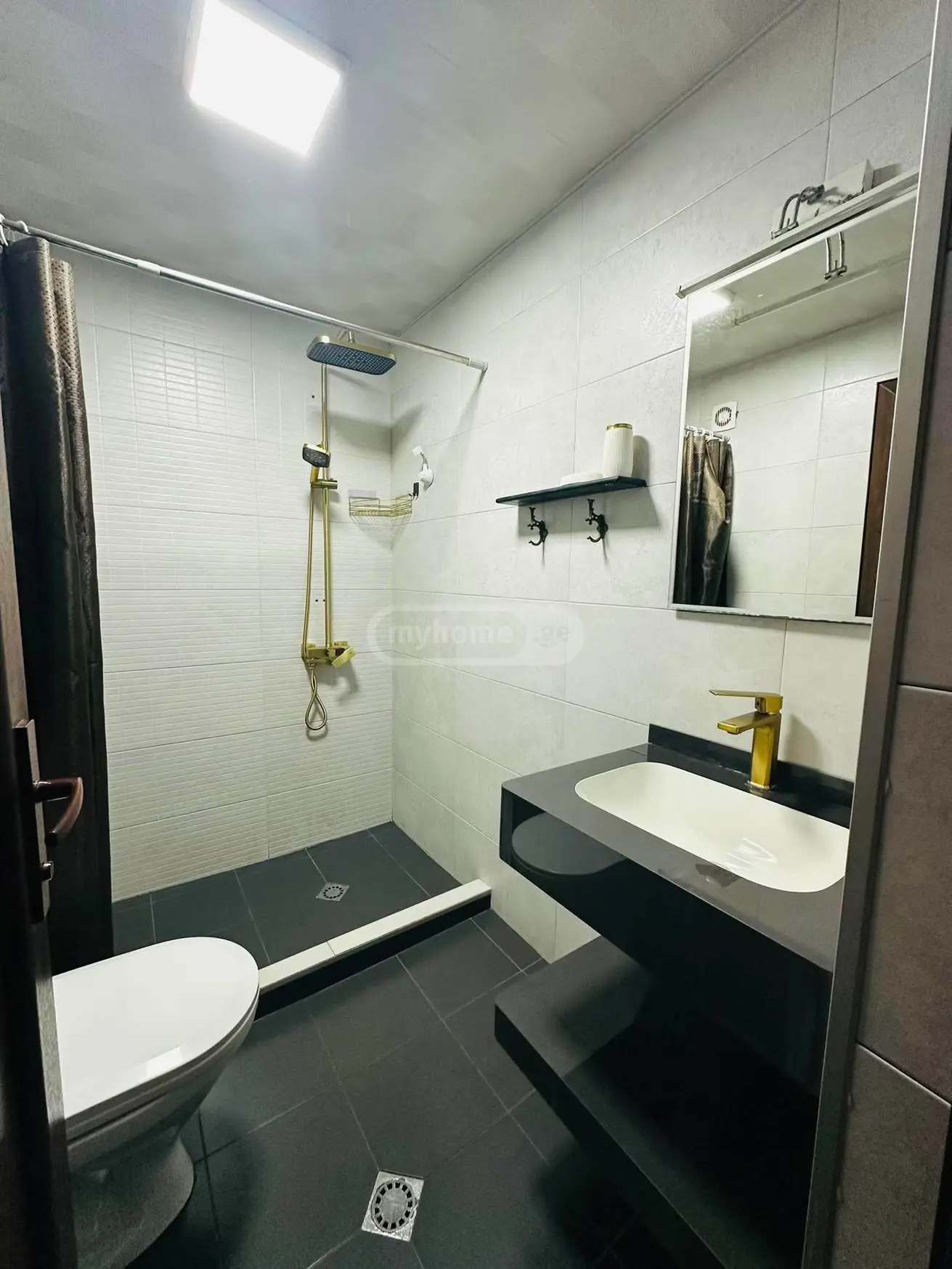 5 Room Apartment Daily Rent In Batumi view 2