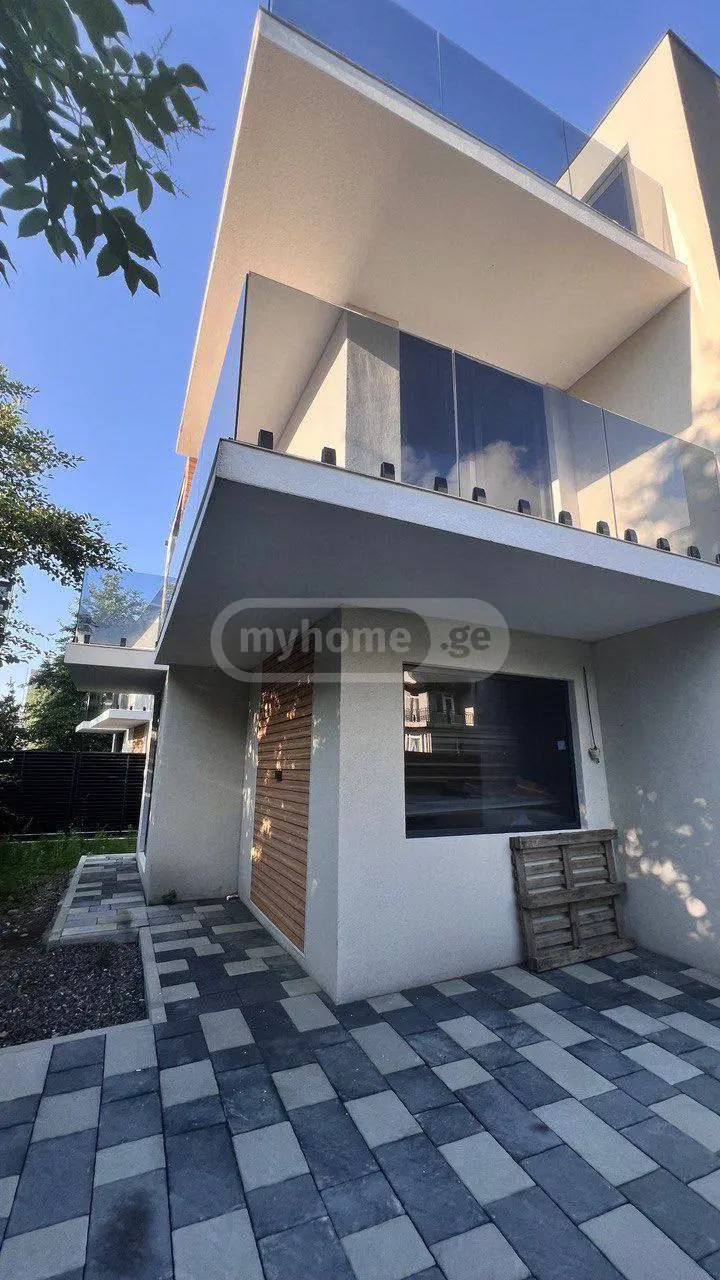 5 Room Private House For Sale view 3