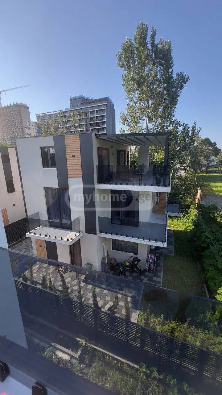 5 Room Private House For Sale view 2