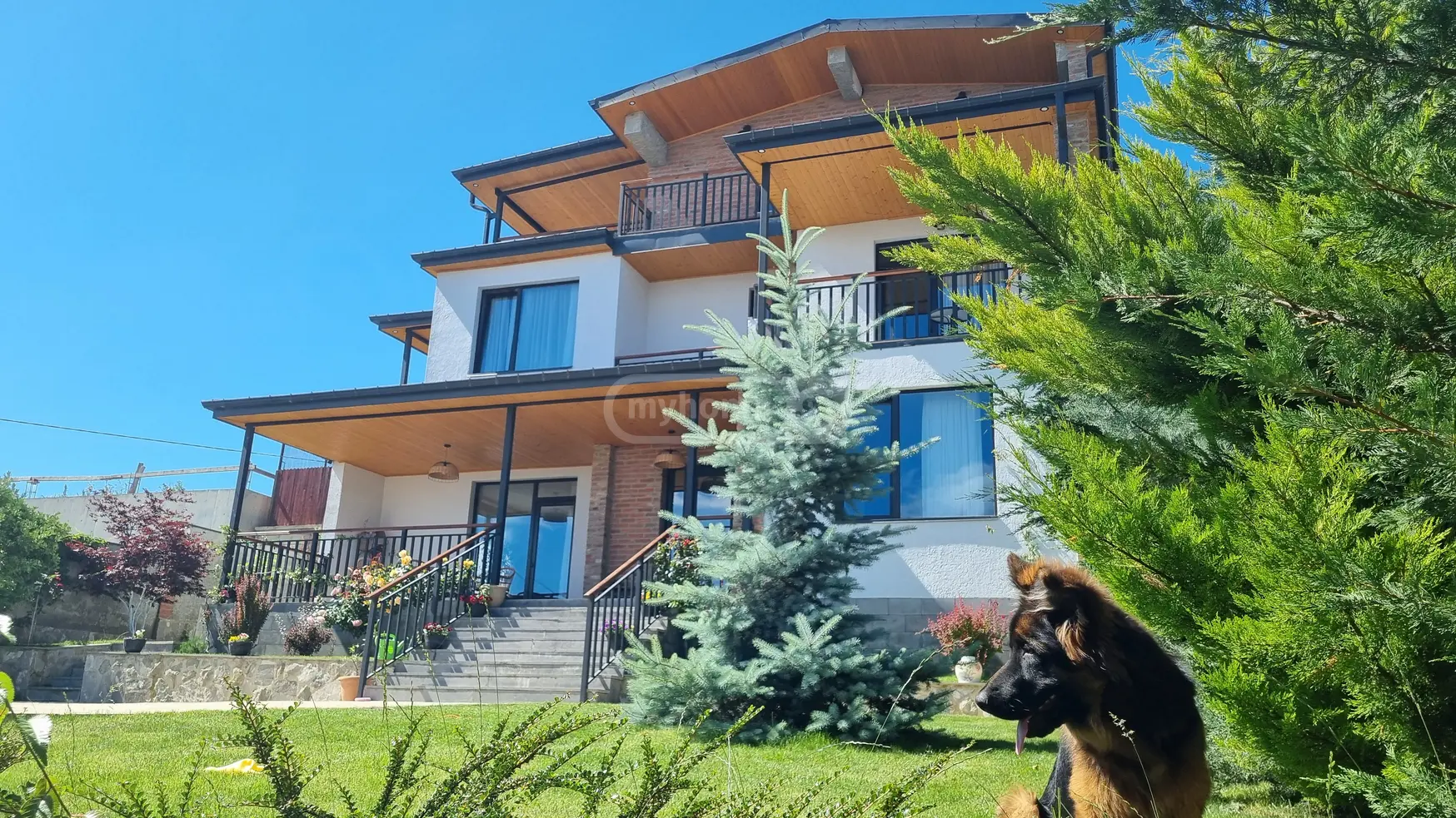 8 Room Private House For Sale view 2