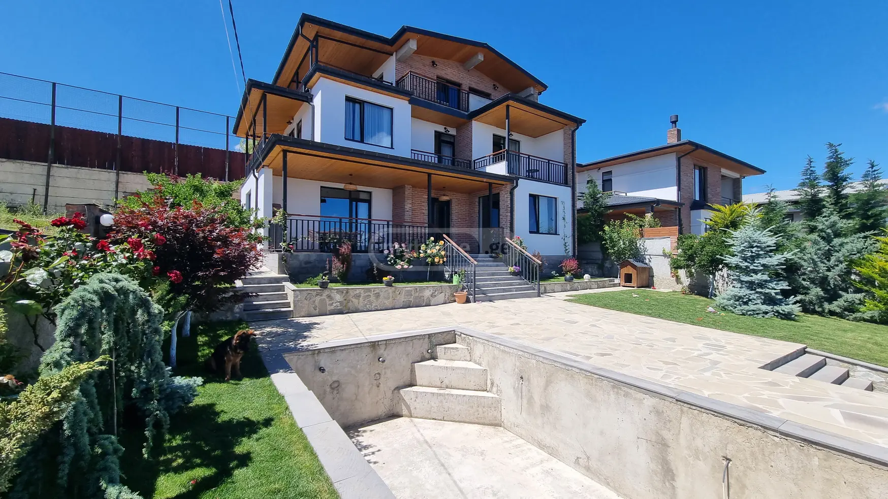 8 Room Private House For Sale view 4