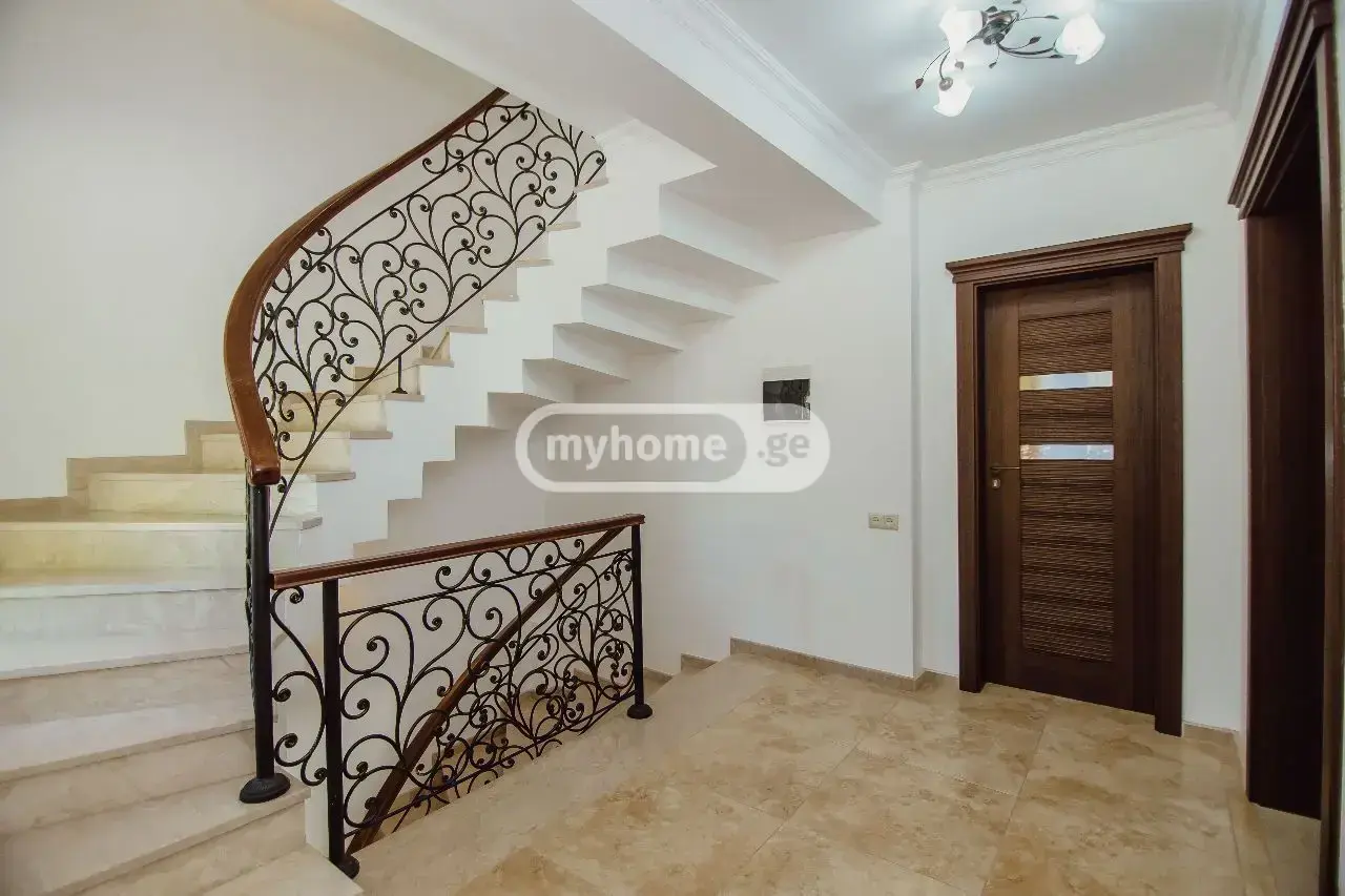 8 Room Private House For Sale view 4