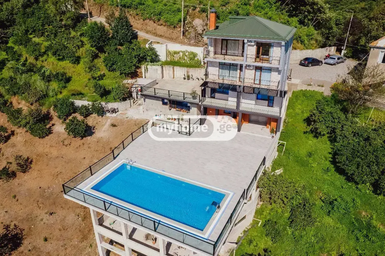 8 Room Private House For Sale view 1